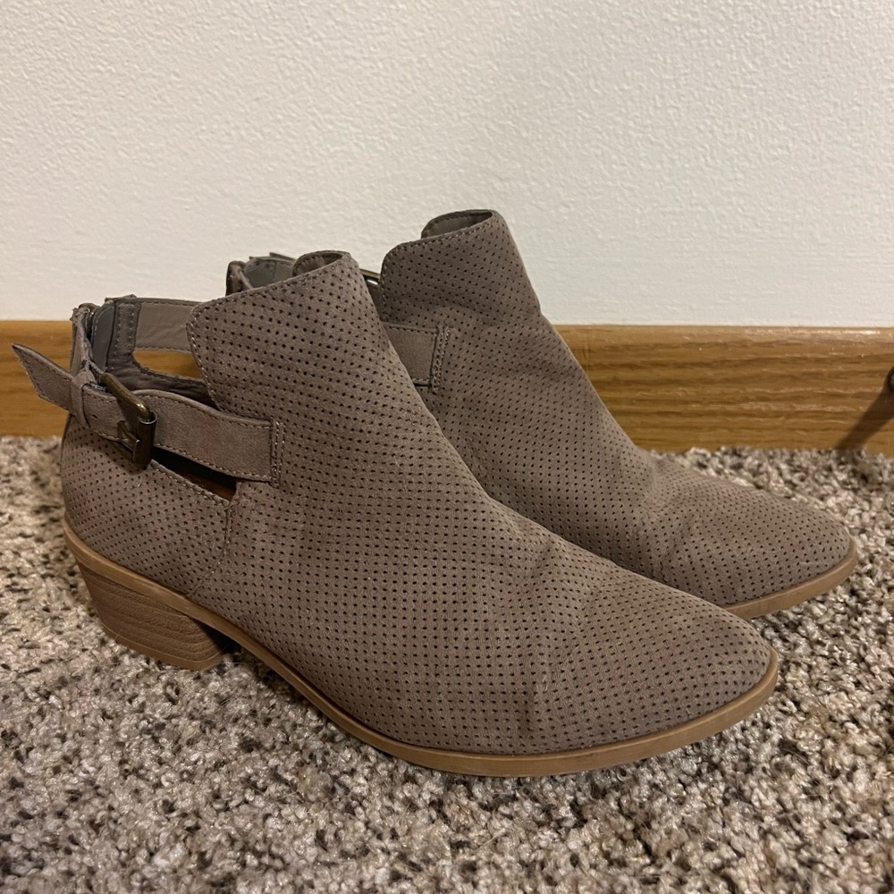 DV Dolce Vita Taupe Beige Perforated Strap Buckle Cutout Low Heel Booties 8